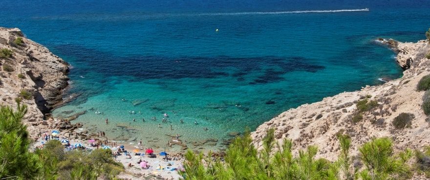 Turquoise cove with a sandy beach and rocky coastline of a 4-bedroom villa in Finestrat - The Estates