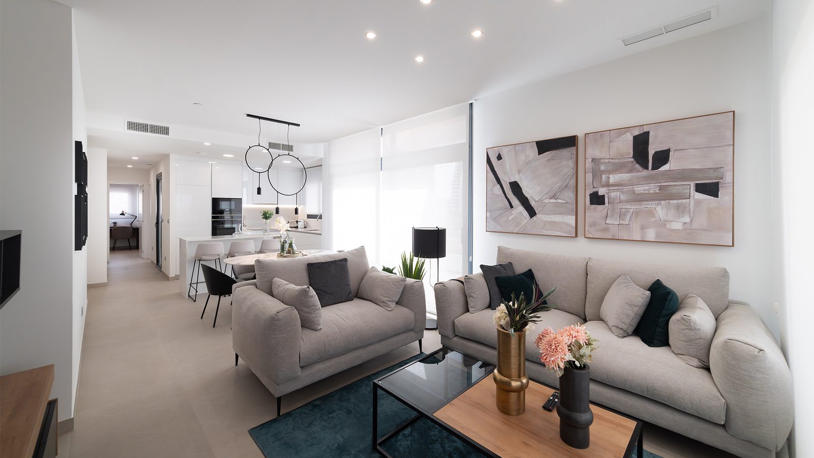 Open-plan living room, dining area and kitchen in a 3-bedroom apartment in Benidorm - The Estates