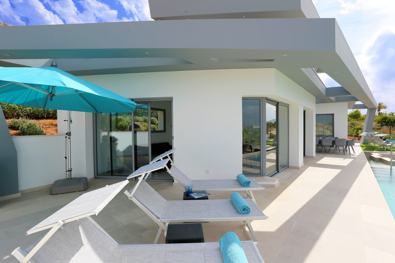Relaxing terrace with pool and sea views of a 4-bedroom chalet in Javea - The Estates