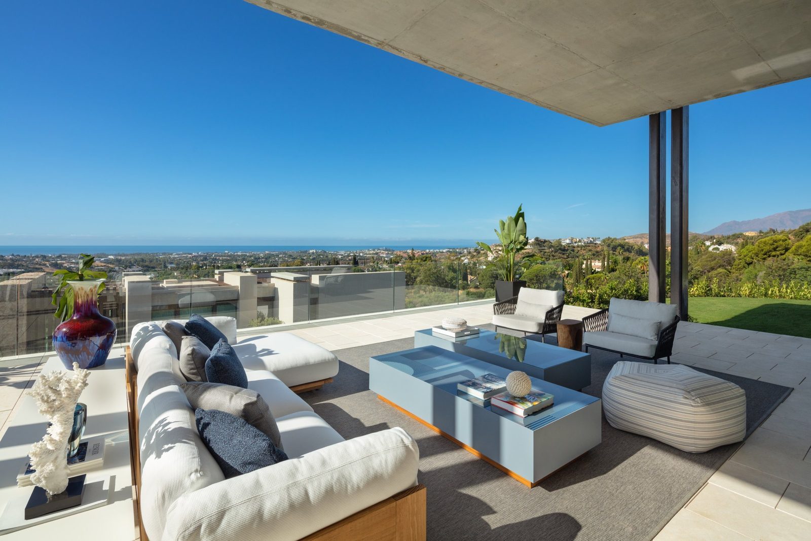 Covered terrace lounge with panoramic sea views of a 7-bedroom villa in Málaga - The Estates