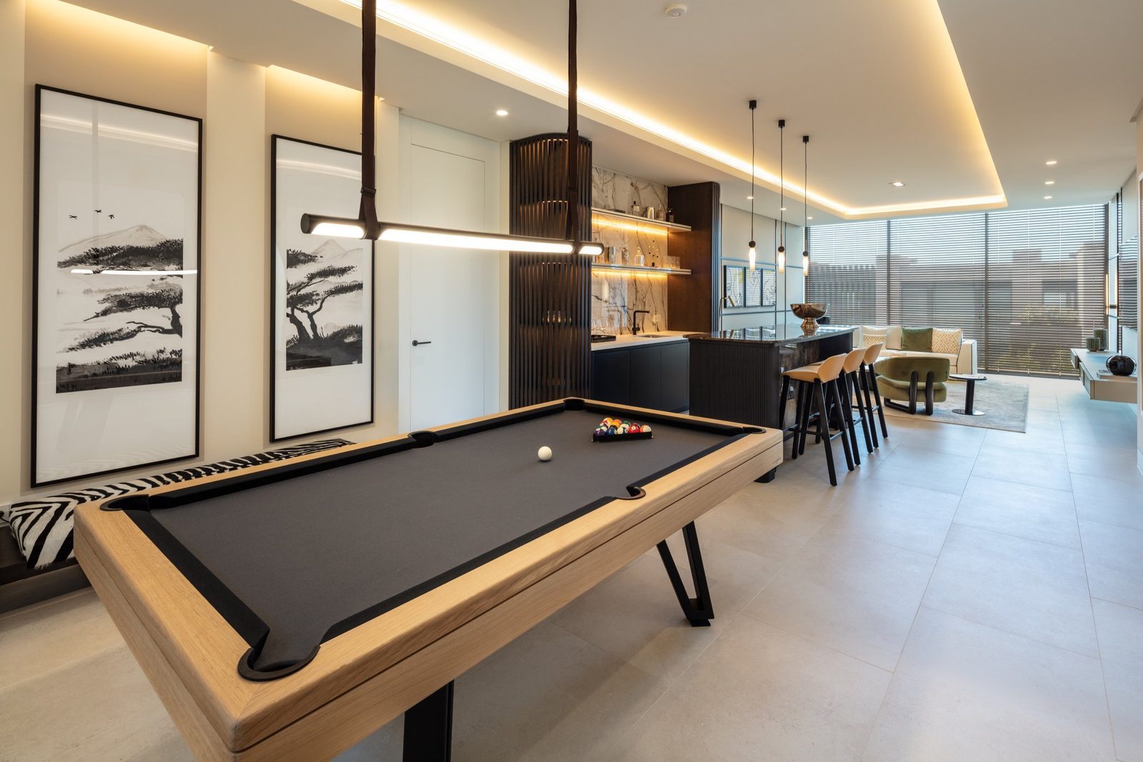 Contemporary games room with pool table, bar kitchen and lounge of a 7-bedroom villa in Málaga - The Estates