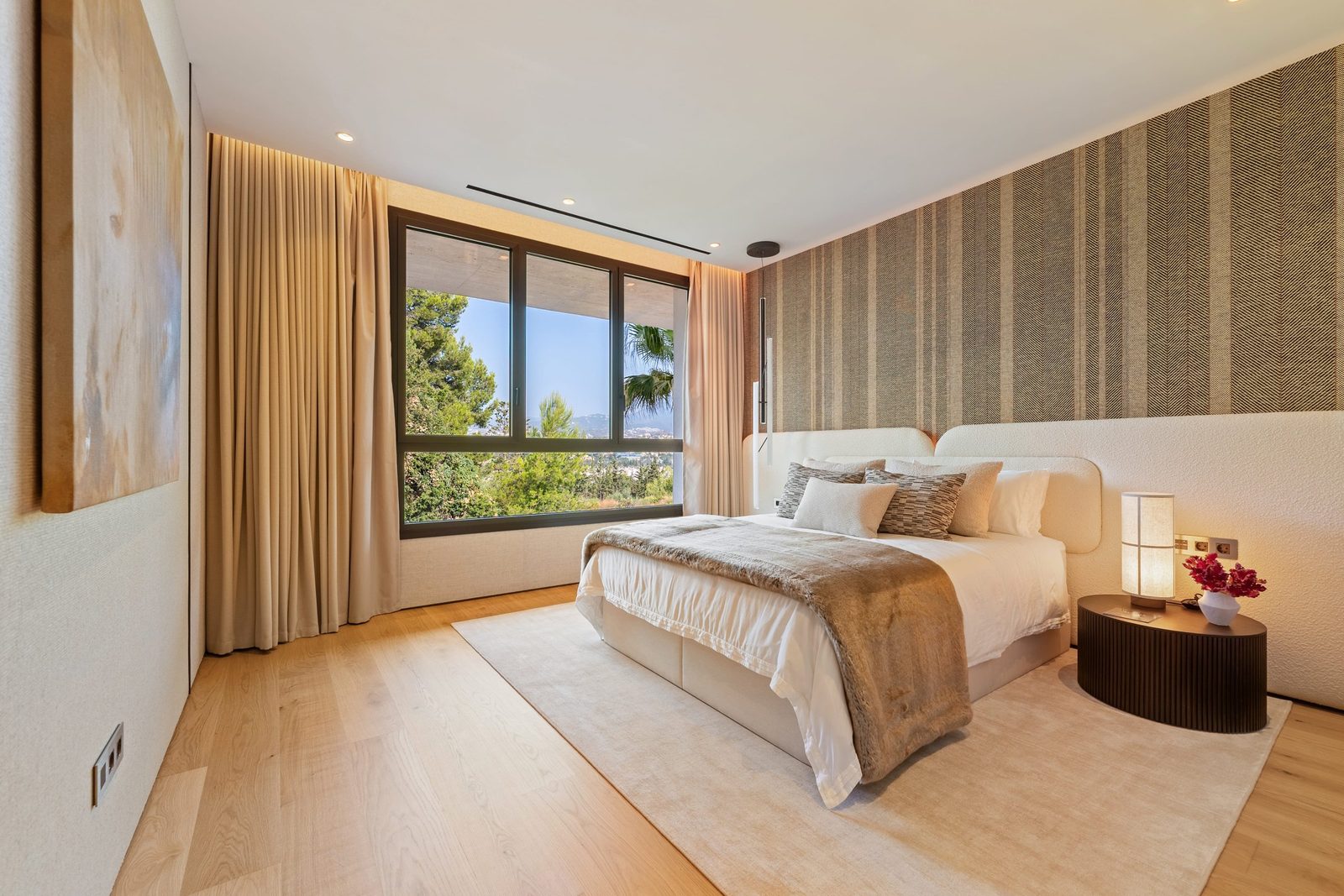Contemporary bedroom with mountain views of a 4-bedroom penthouse in Málaga - The Estates