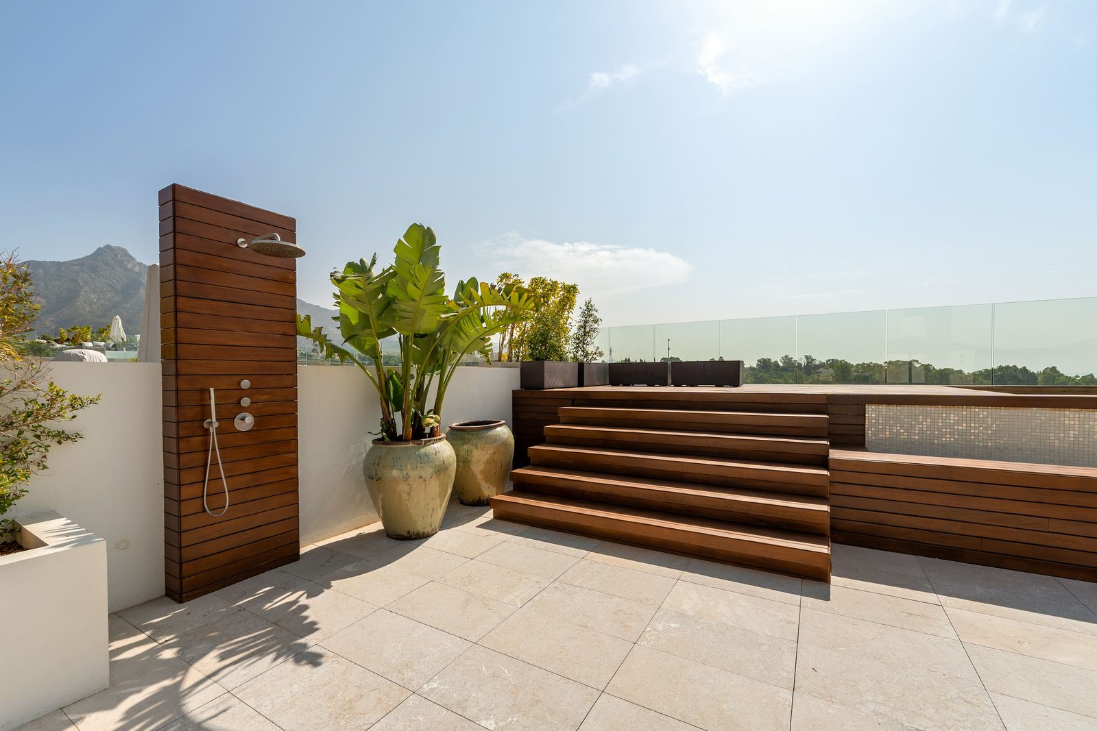 Rooftop terrace with outdoor shower, wooden steps and plunge pool overlooking the mountains in Marbella - The Estates