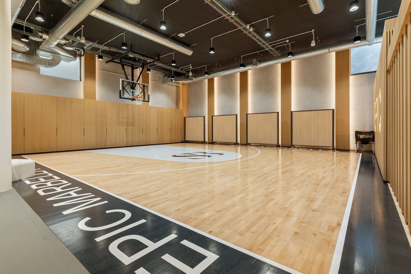 Indoor basketball court with hardwood flooring and hoop at a 4-bedroom penthouse in Málaga - The Estates