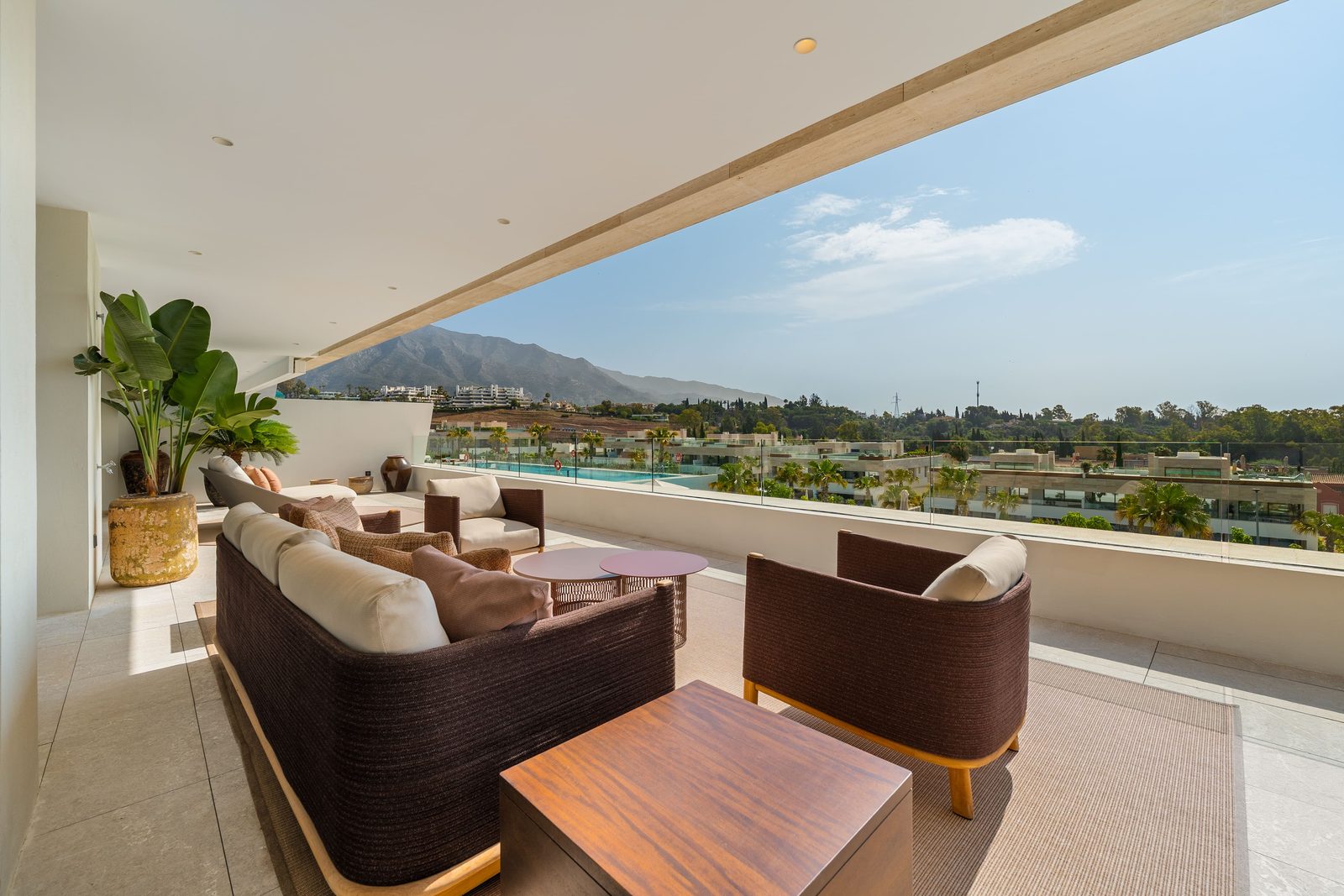 Covered terrace with outdoor seating and mountain views in Marbella, Málaga - The Estates