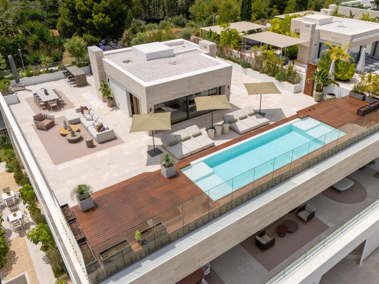 Rooftop terrace with pool, sun loungers and outdoor seating of a 4-bedroom penthouse in Málaga - The Estates