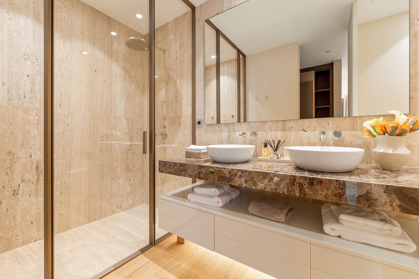 Luxury bathroom with twin basins and walk-in shower of a 4-bedroom penthouse in Málaga - The Estates