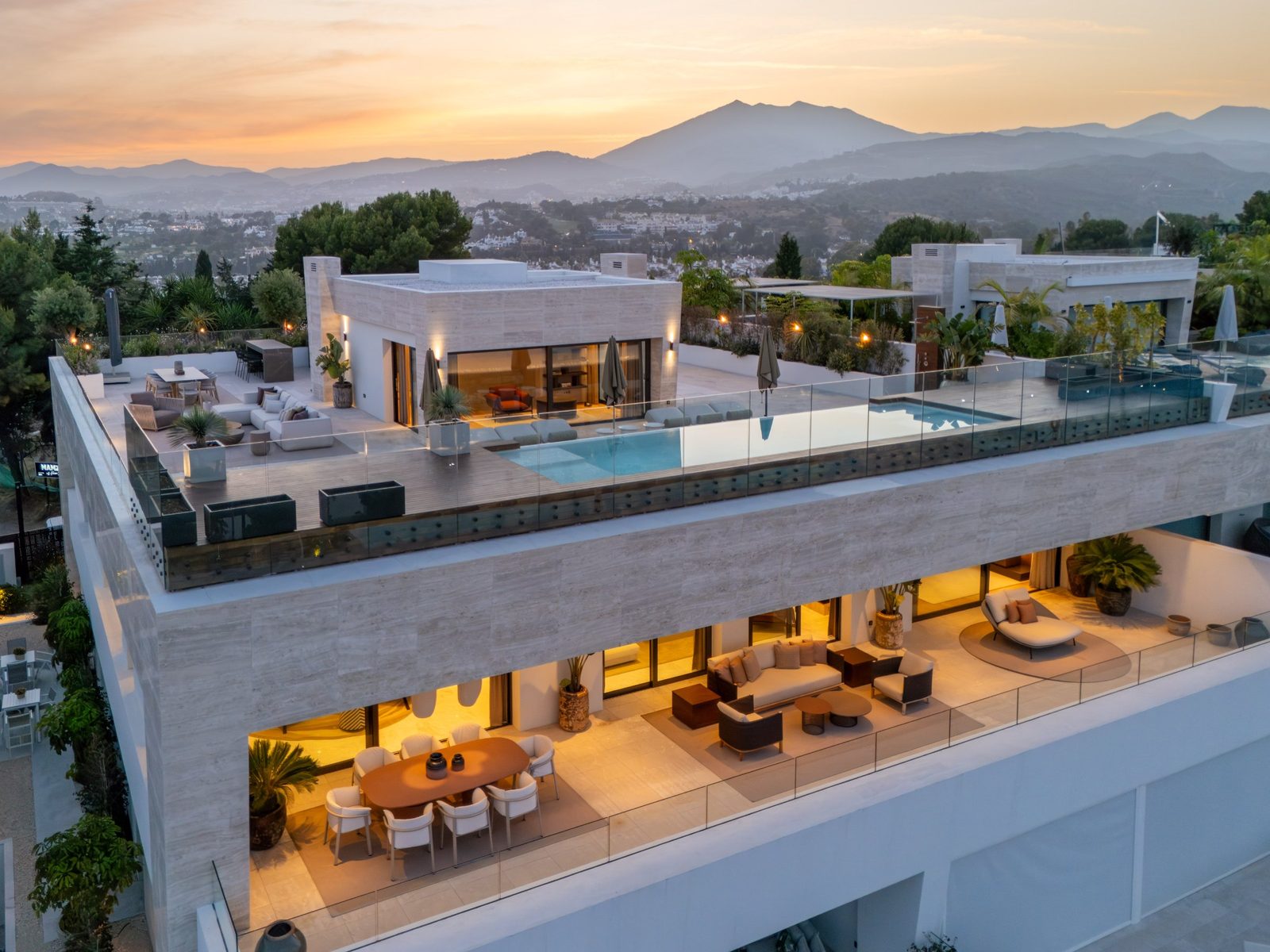 Rooftop terrace with pool and mountain views at sunset of a 4-bedroom penthouse in Málaga - The Estates