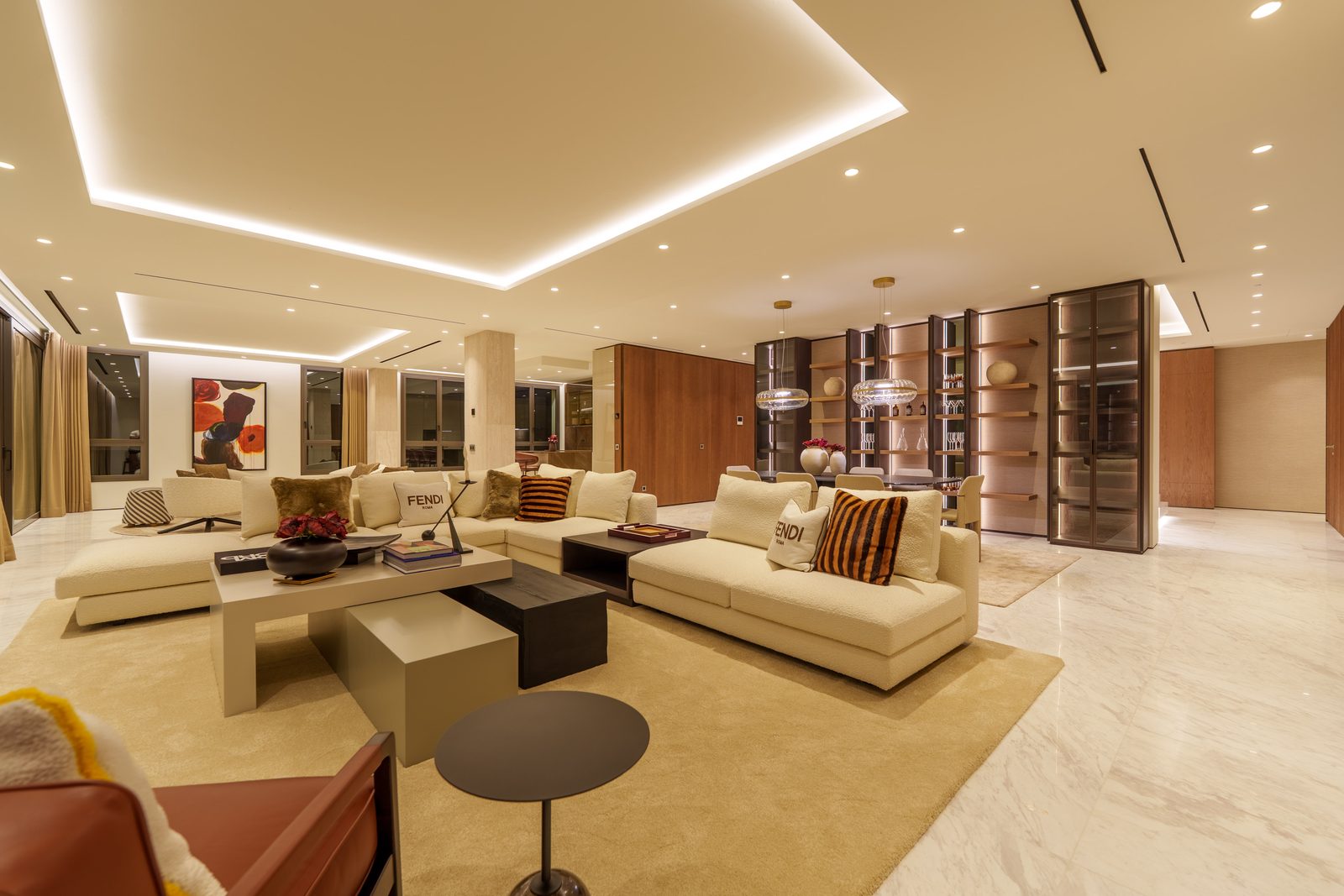 Elegant open-plan living room with designer sofas and built-in bar of a 4-bedroom penthouse in Málaga - The Estates