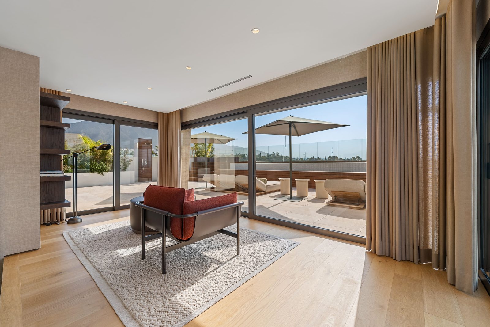 Sunlit living room opening onto a terrace with sea and mountain views of a 4-bedroom penthouse in Málaga - The Estates