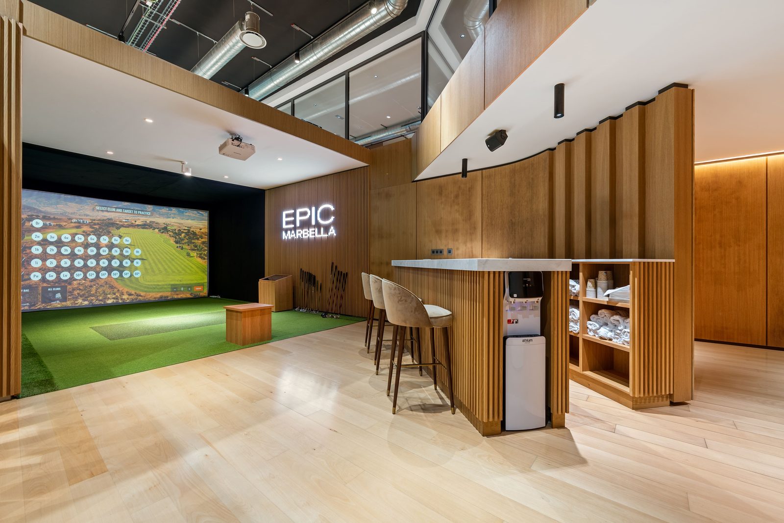 Golf simulator and bar lounge of a 4-bedroom penthouse in Málaga - The Estates