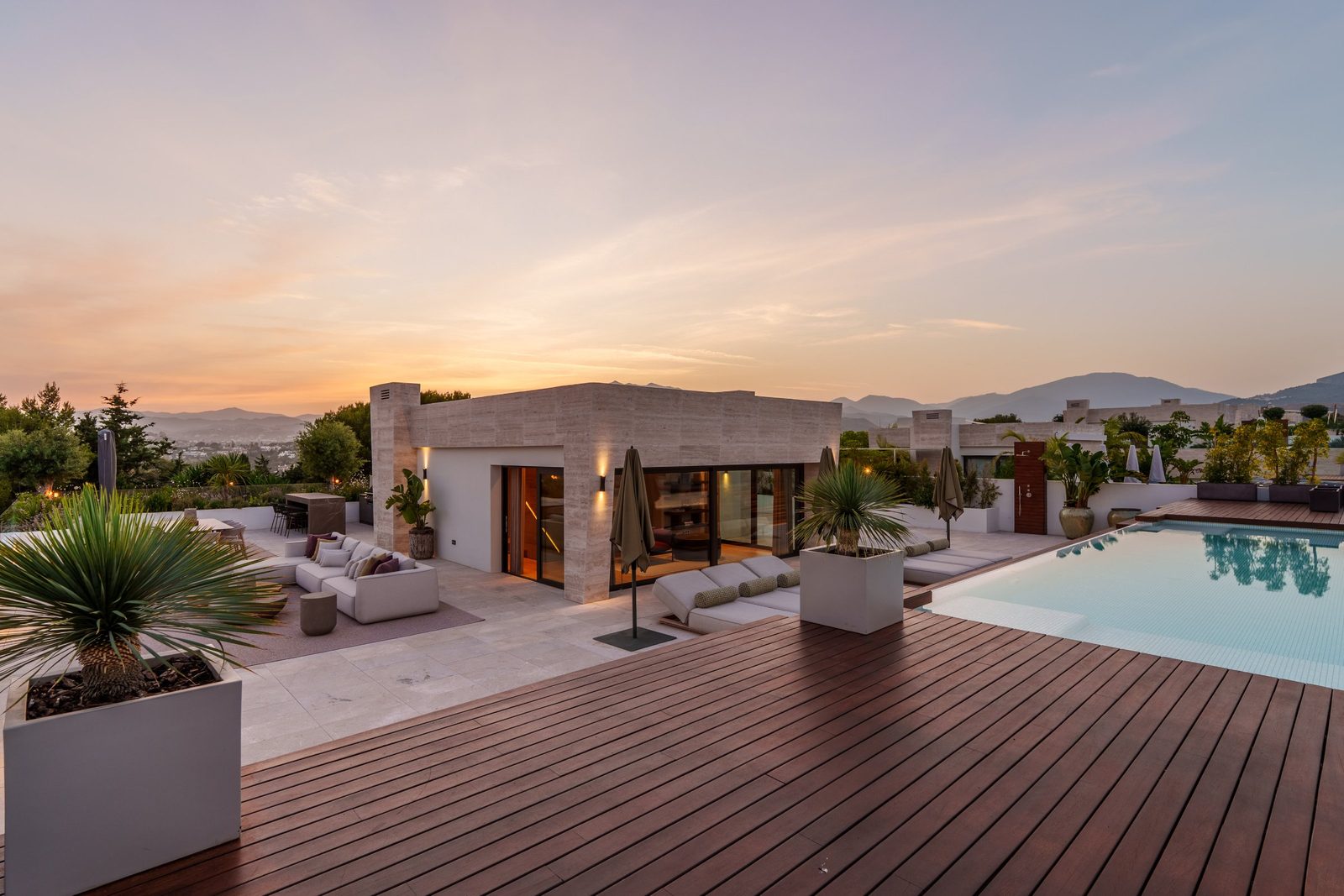 Rooftop terrace with pool and mountain views at sunset of a 4-bedroom pent