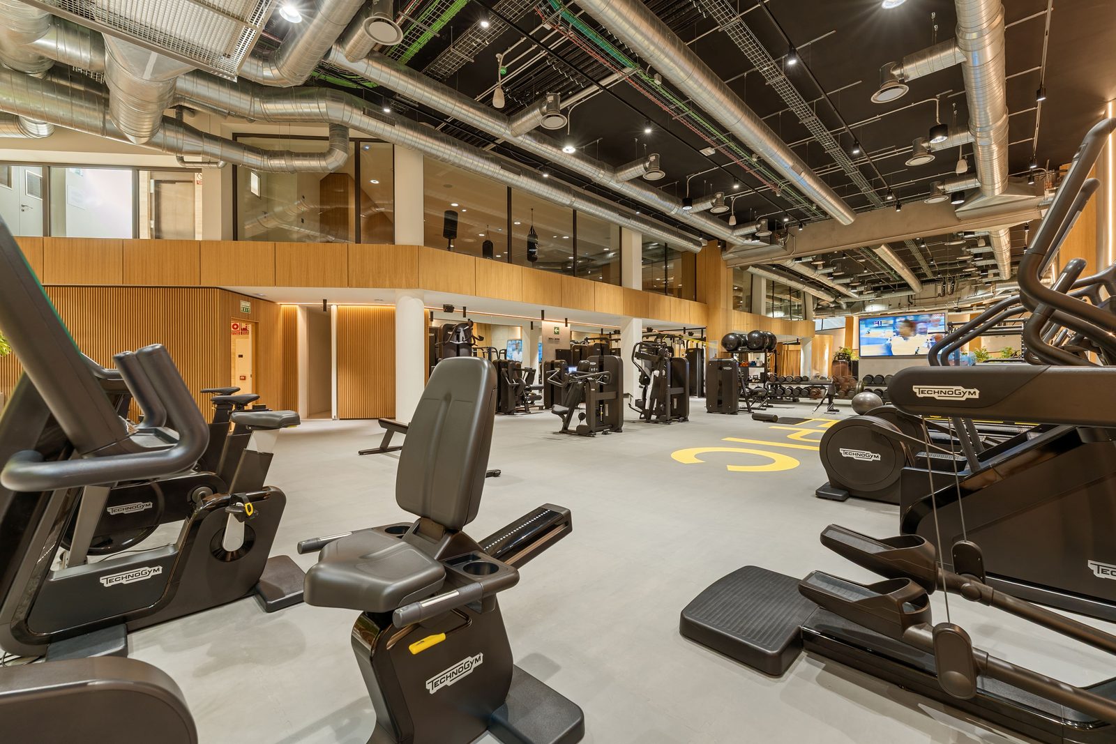 Modern fitness gym with Technogym equipment at a 4-bedroom penthouse in Málaga - The Estates