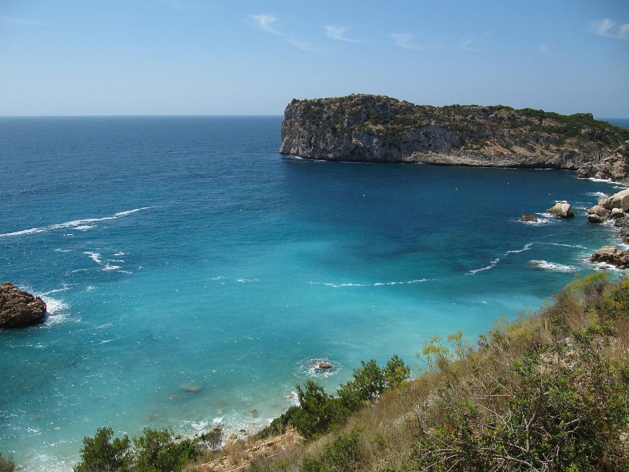Turquoise sea and rocky coastal cove near a 4-bedroom villa in Jávea - The Estates