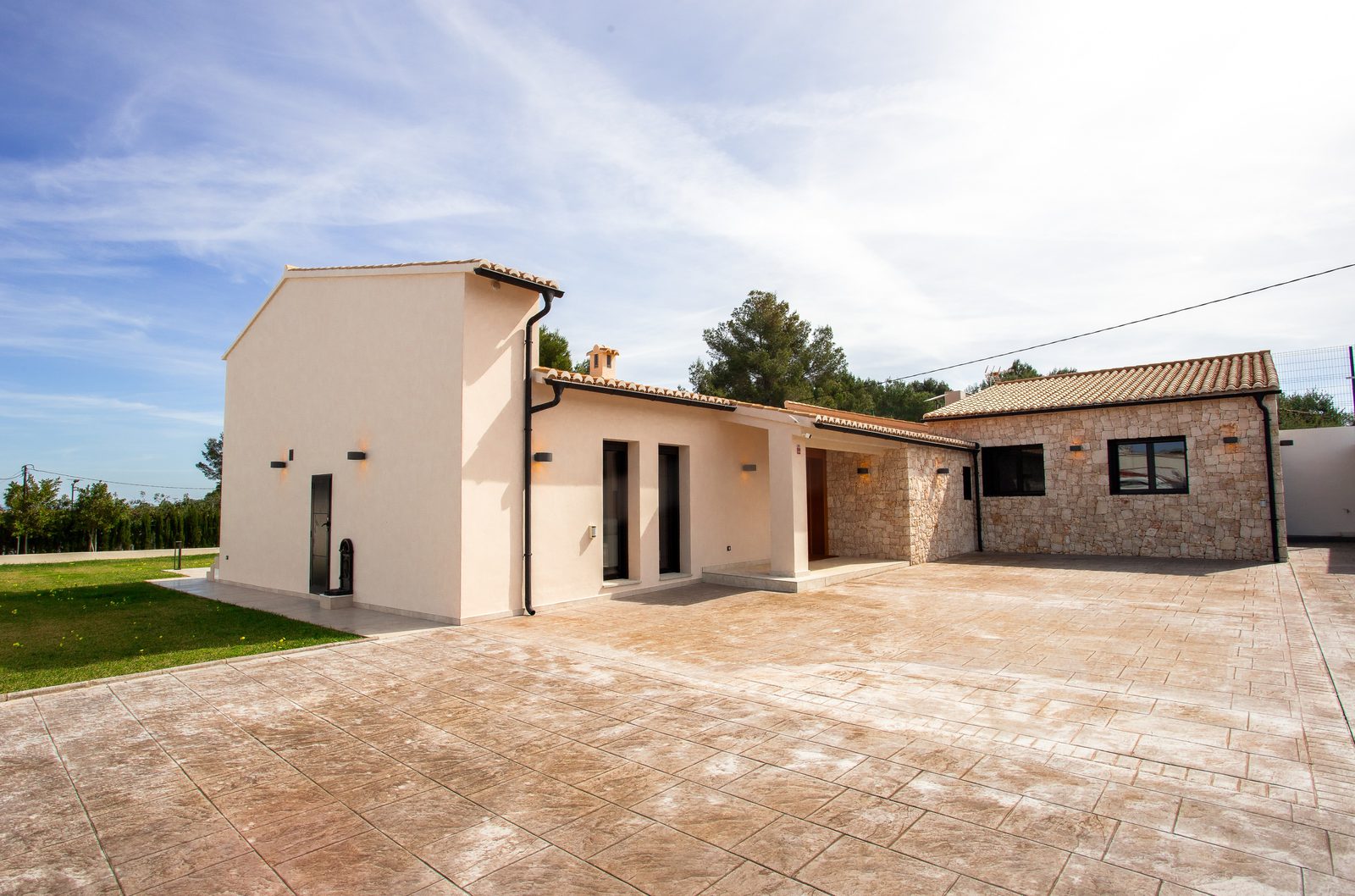 Exterior view of a 3-bedroom villa in Denia with countryside views - The Estates