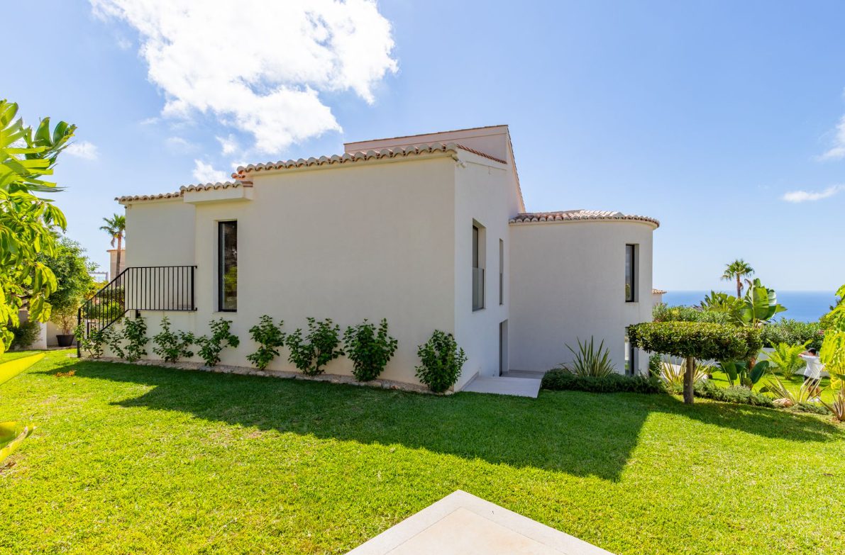 Exterior view of a 5-bedroom villa with sea and mountain views in Benitachell - The Estates