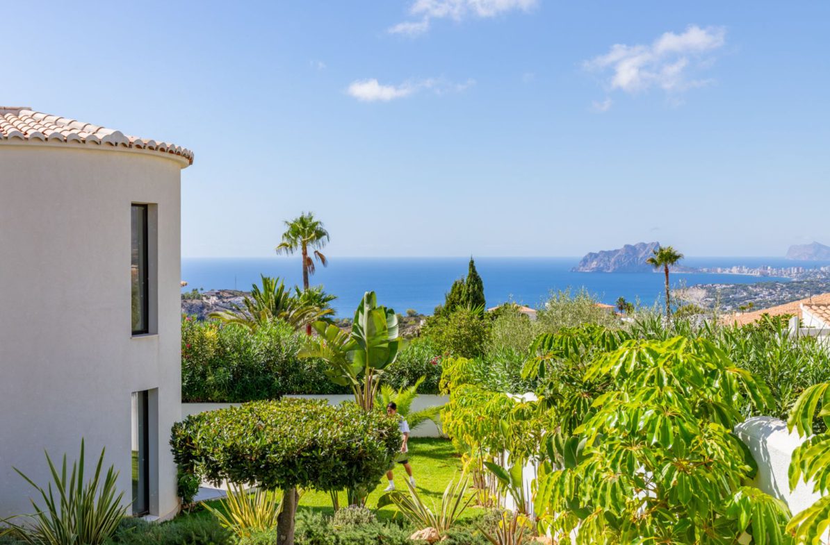 Stunning sea and mountain views from a luxurious 5-bedroom villa in Benitachell - The Estates