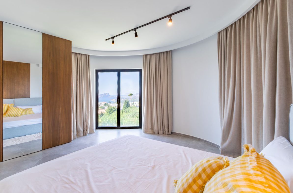 Stylish bedroom with mountain views in a 5-bedroom villa in Benitachell - The Estates