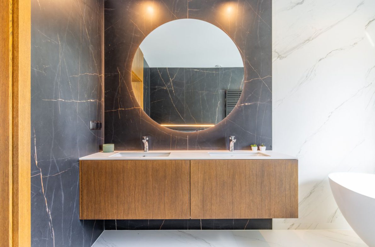 Stylish bathroom with double vanity and mirror in a 5-bedroom villa in Benitachell - The Estates