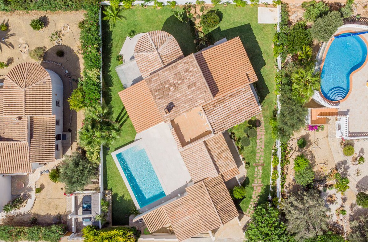 Aerial view of a villa with pool and garden in Benitachell - The Estates
