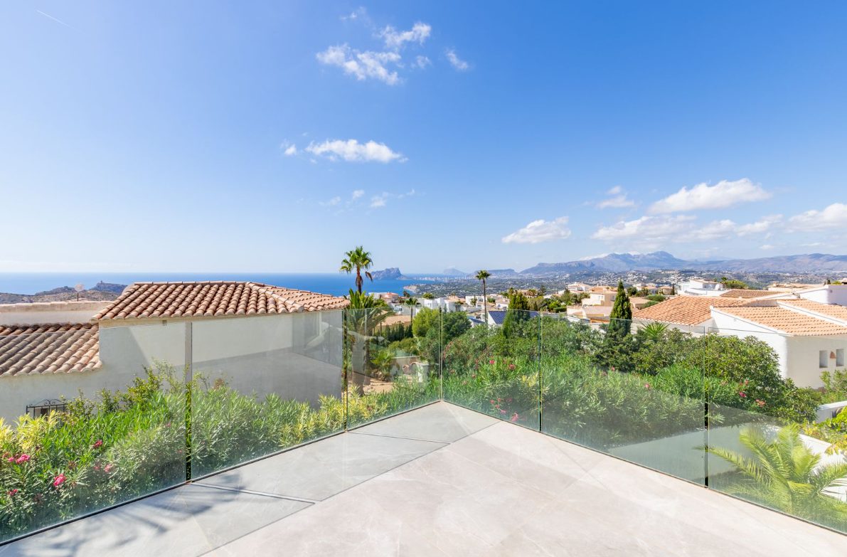 Stunning sea and mountain views from the terrace of a 5-bedroom villa in Benitachell - The Estates