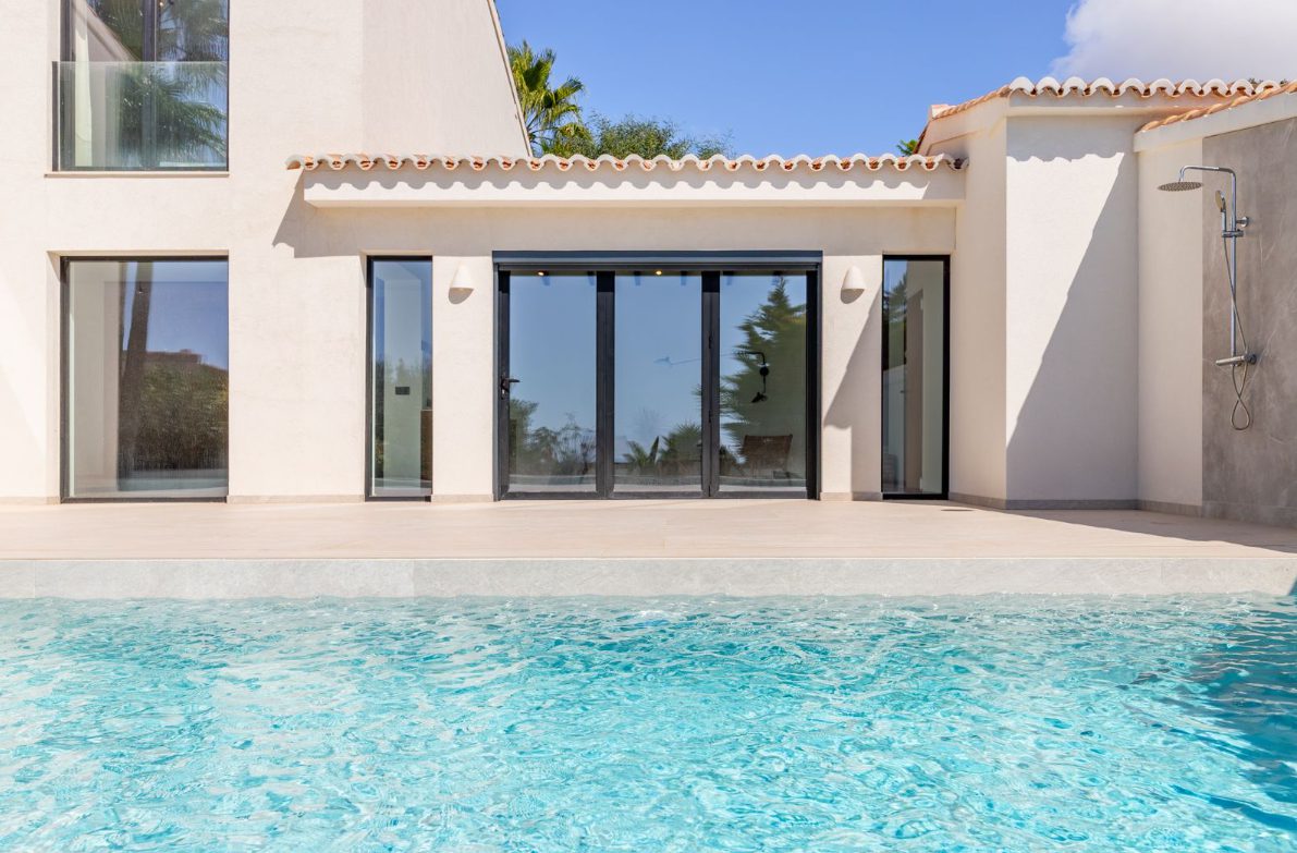 Exterior view of a luxurious 5-bedroom villa with a pool and outdoor shower in Benitachell - The Estates