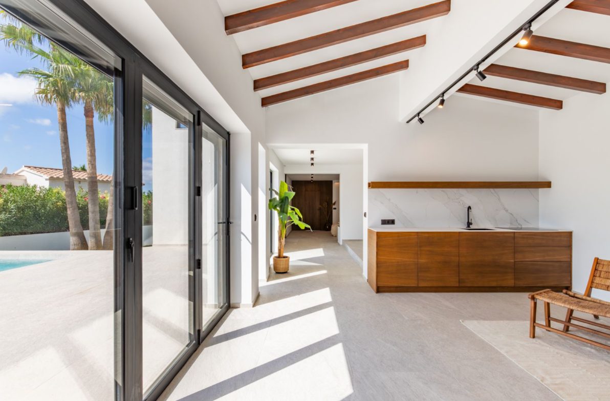 Modern interior with wooden beams and open kitchen in a 5-bedroom villa in Benitachell - The Estates