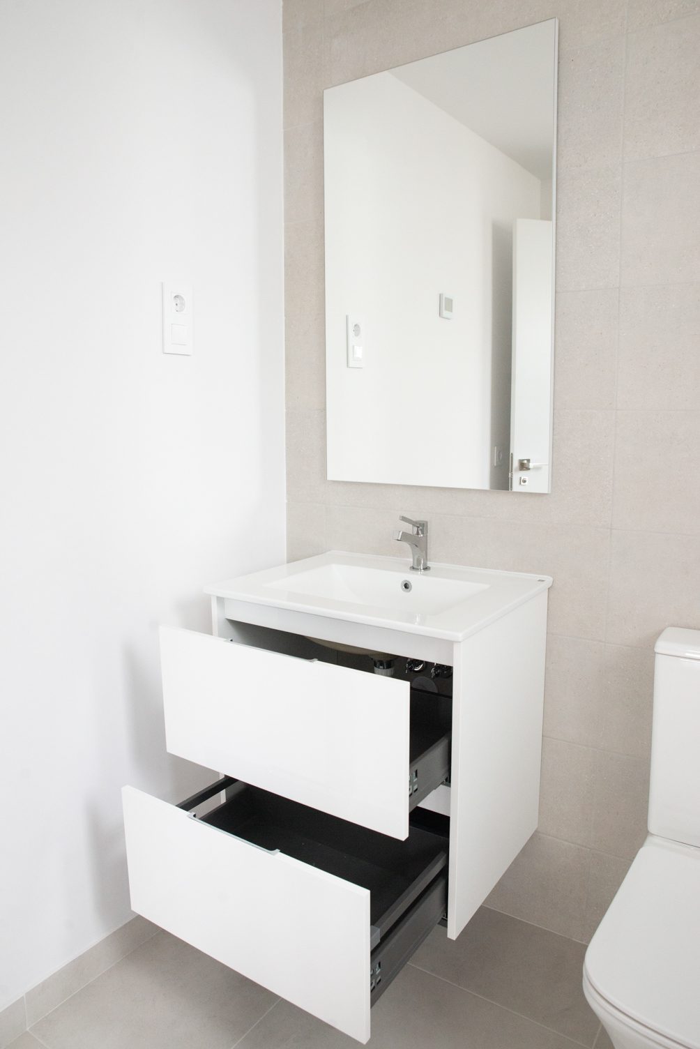 Modern bathroom vanity with basin, mirror and toilet of a 3-bedroom villa in Busot, zona Bonalba Golf - The Estates