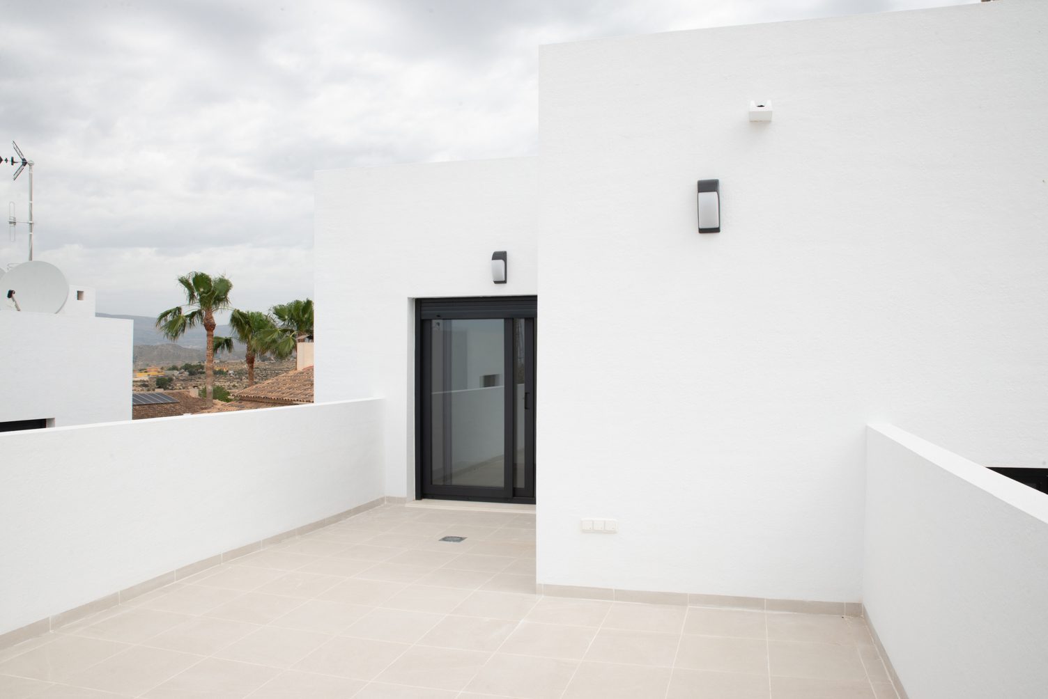 Private tiled terrace with mountain views of a 3-bedroom villa in Busot, zona Bonalba Golf - The Estates