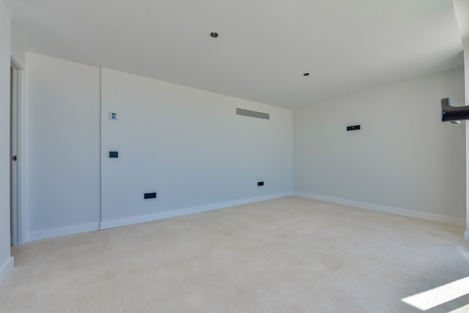 Bright empty modern room with tiled floor in a 4-bedroom villa in Altea - The Estates