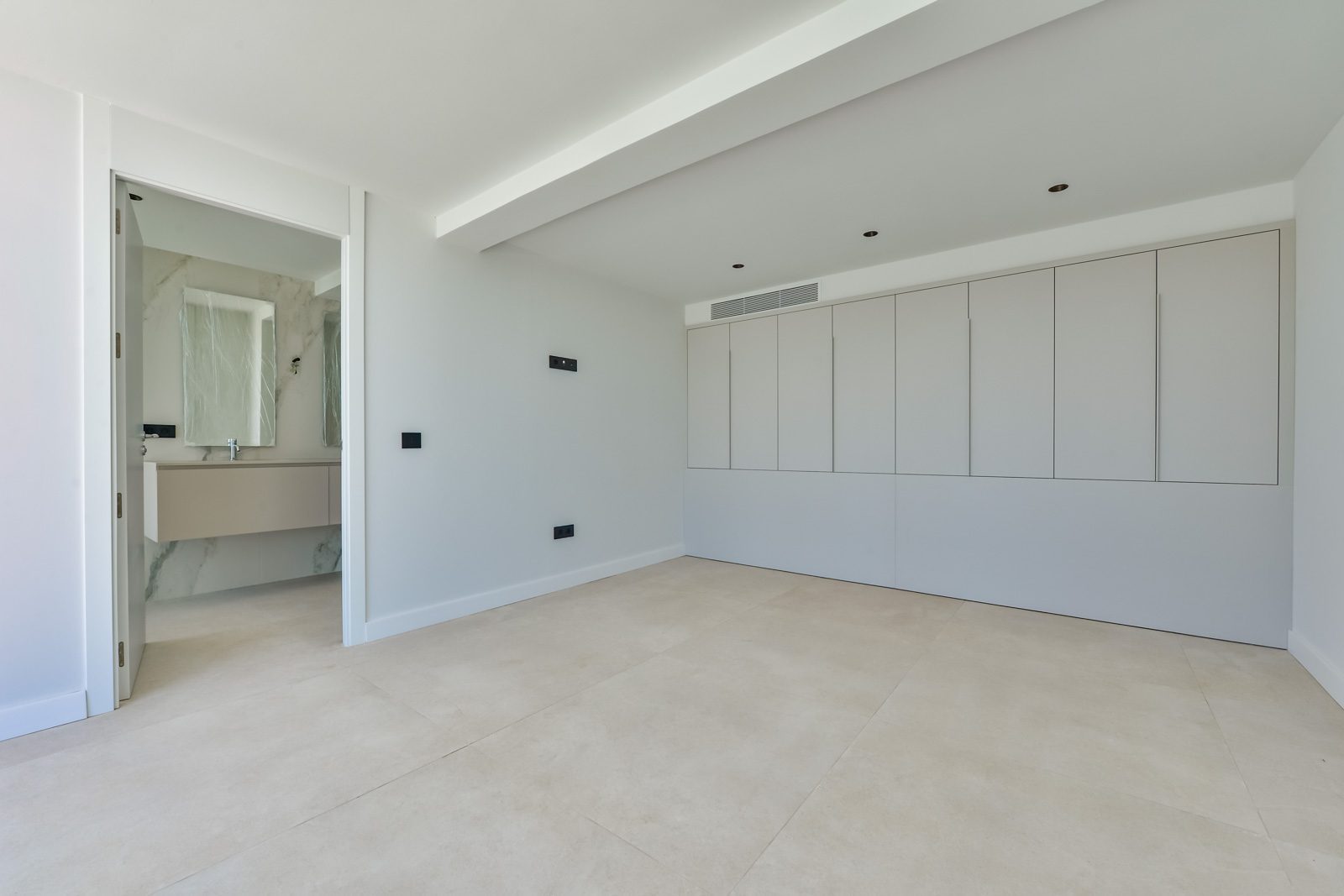 Bright bedroom with fitted wardrobes and ensuite bathroom of a 4-bedroom villa in Altea - The Estates