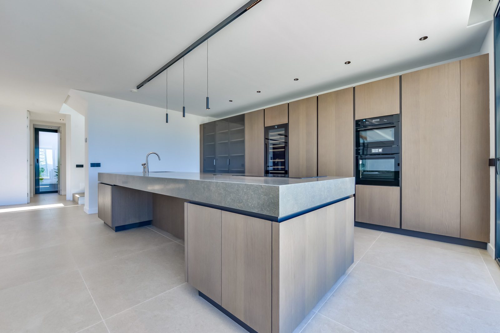 Modern kitchen with central island and integrated appliances in a 4-bedroom villa in Altea - The Estates
