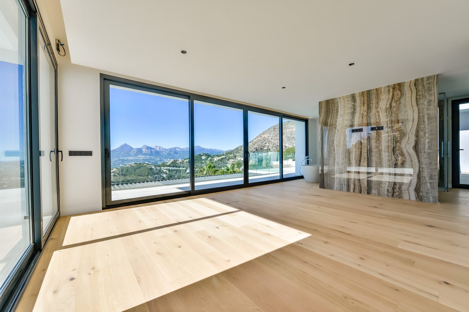 Sunlit bedroom with freestanding bathtub, panoramic sea and mountain views in a 4-bedroom villa in Altea - The Estates