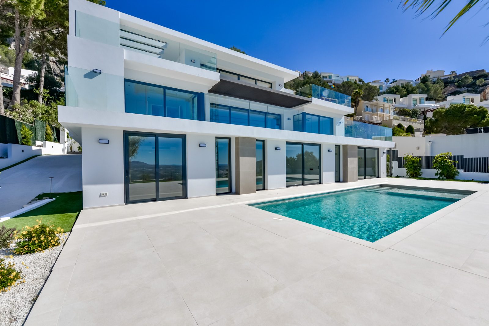 Modern white villa with swimming pool and panoramic sea views in Altea - The Estates