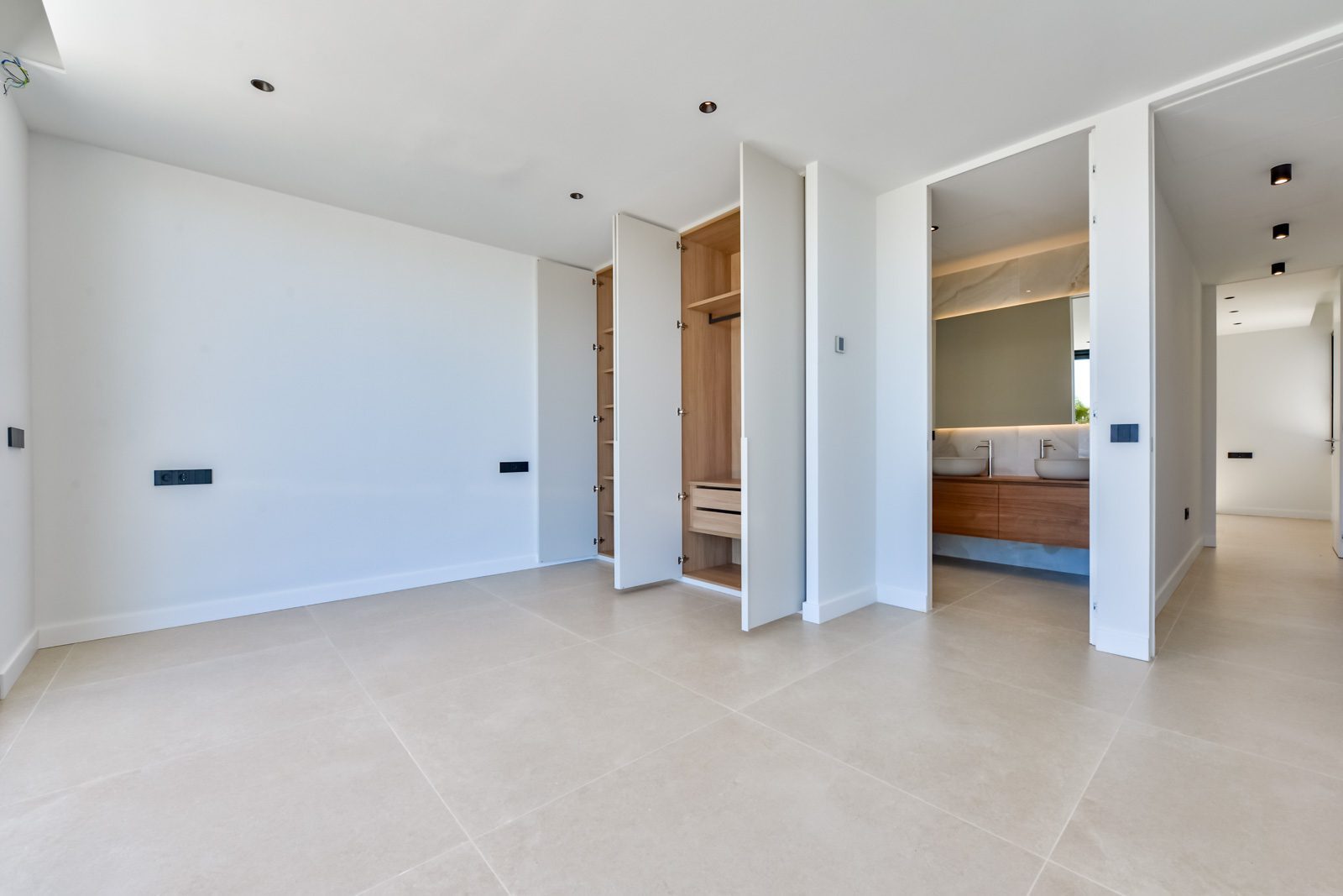 Bedroom with fitted wardrobes and ensuite bathroom of a 4-bedroom villa in Altea - The Estates