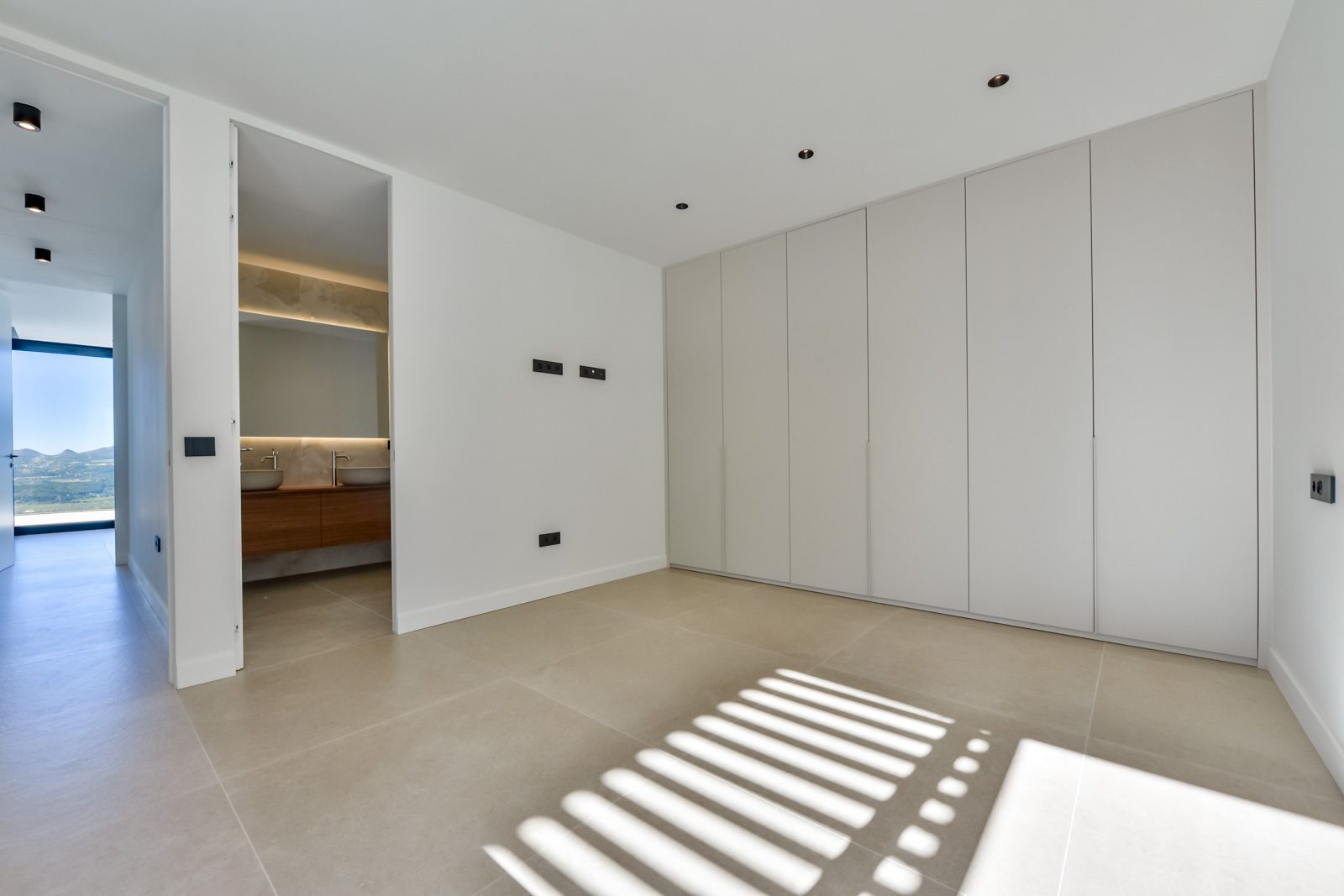 Bright bedroom with fitted wardrobes and ensuite bathroom of a 4-bedroom villa in Altea - The Estates