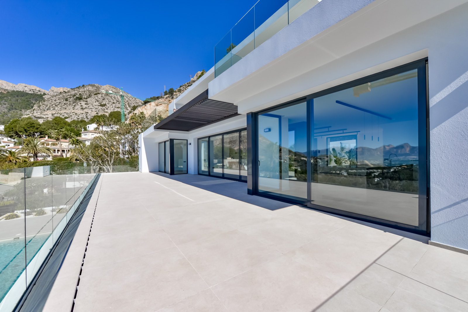 Modern terrace with glass balustrade and sea views of a 4-bedroom villa in Altea - The Estates