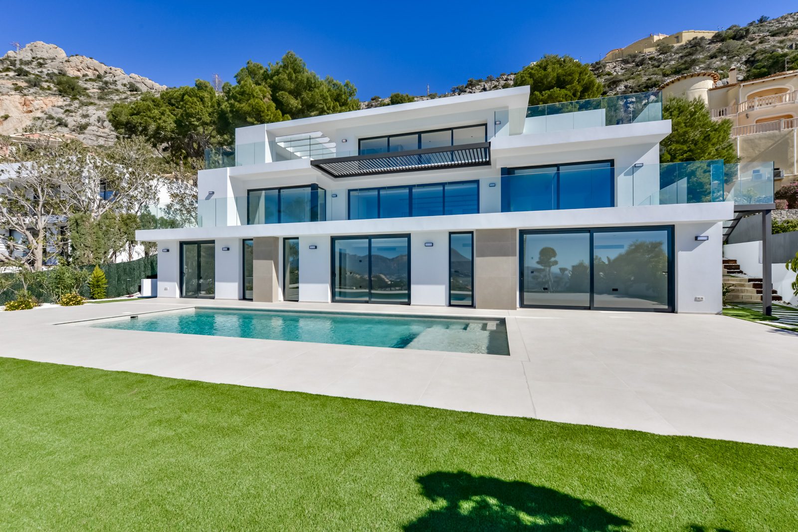 Modern exterior and pool of a 4-bedroom villa in Altea — The