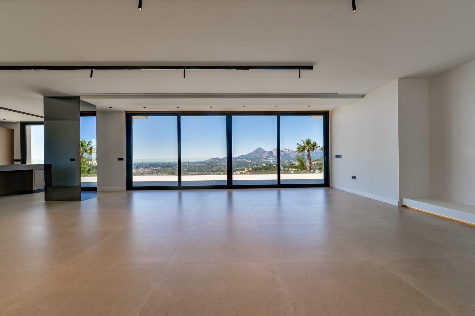 Open-plan living room with panoramic sea and mountain views of a 4-bedroom villa in Altea - The Estates