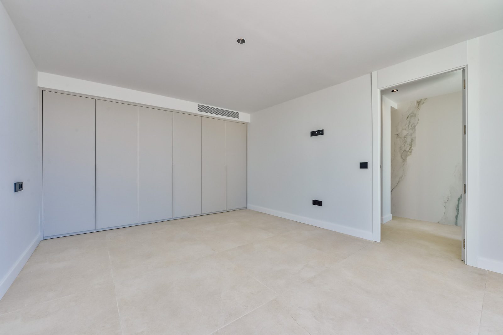 Bright bedroom with fitted wardrobes and en-suite marble bathroom of a 4-bedroom villa in Altea - The Estates