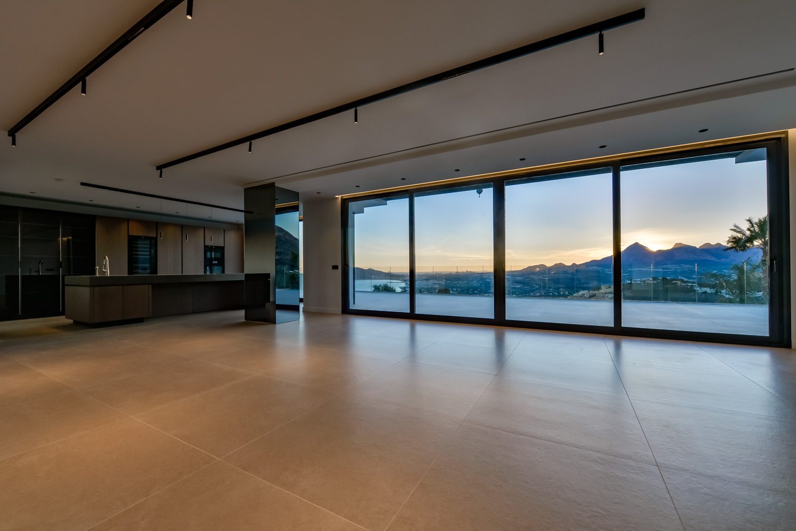 Open-plan living room and kitchen with panoramic sea and mountain views in a 4-bedroom villa in Altea - The Estates