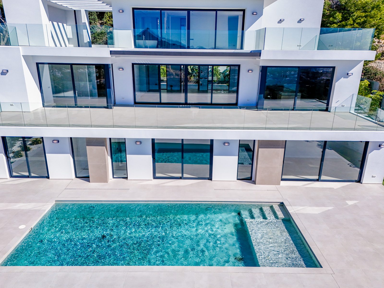 Swimming pool and glazed terraces of a 4-bedroom villa in Altea - The Estates