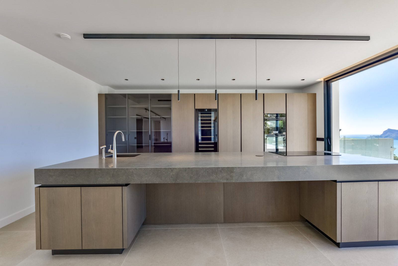 Modern kitchen with panoramic sea views in a 4-bedroom villa in Altea - The Estates
