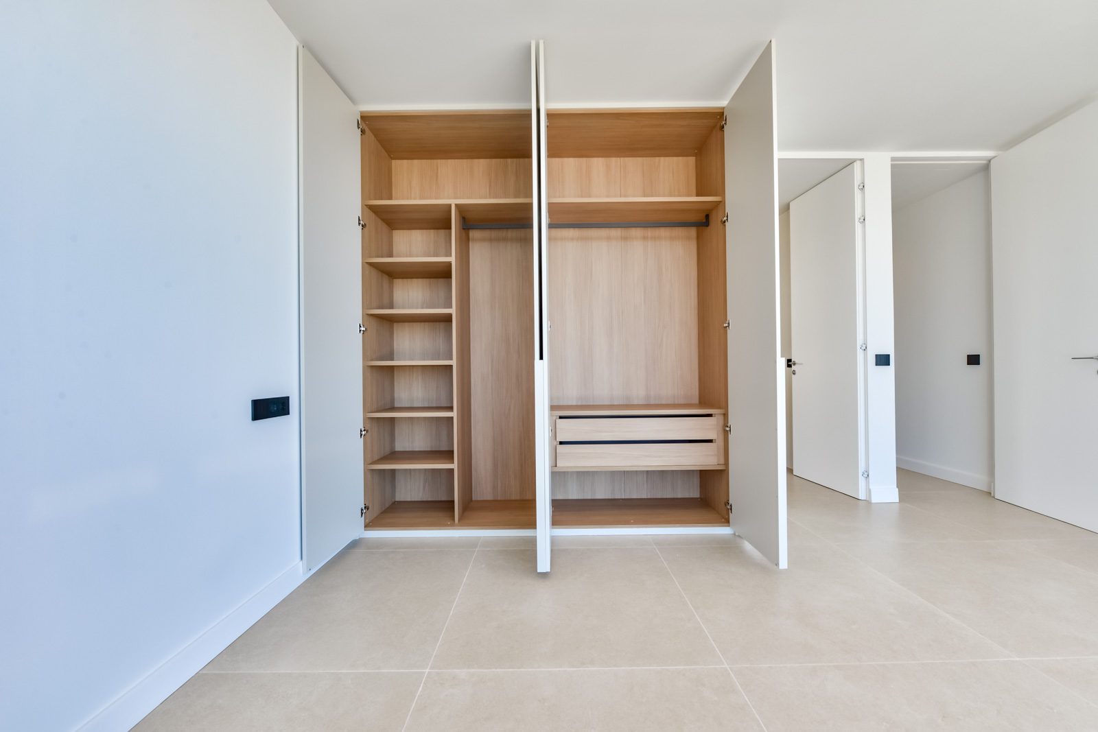 Built-in fitted wardrobe in a