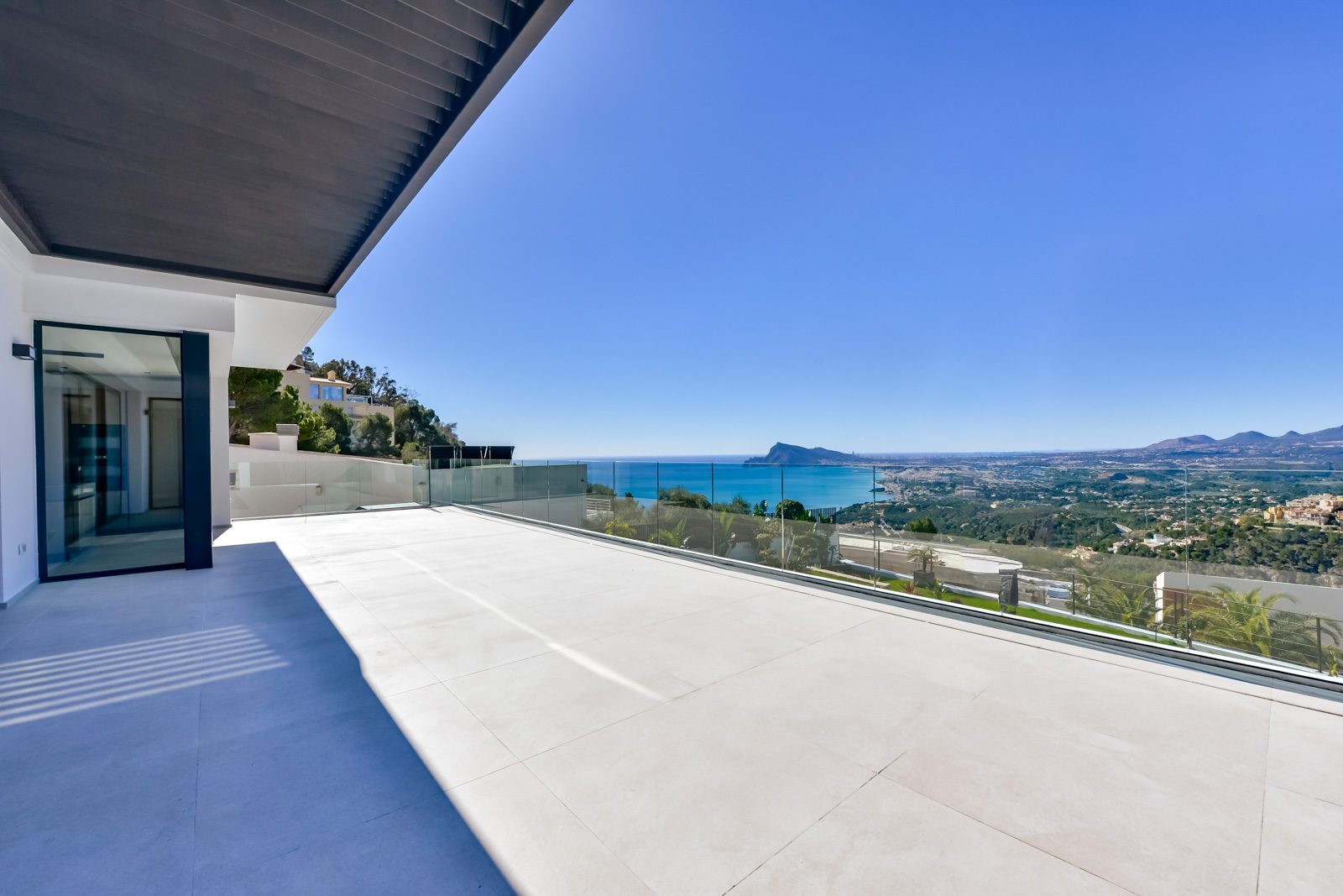 Spacious terrace with panoramic sea views of a 4-bedroom villa in Altea - The Estates