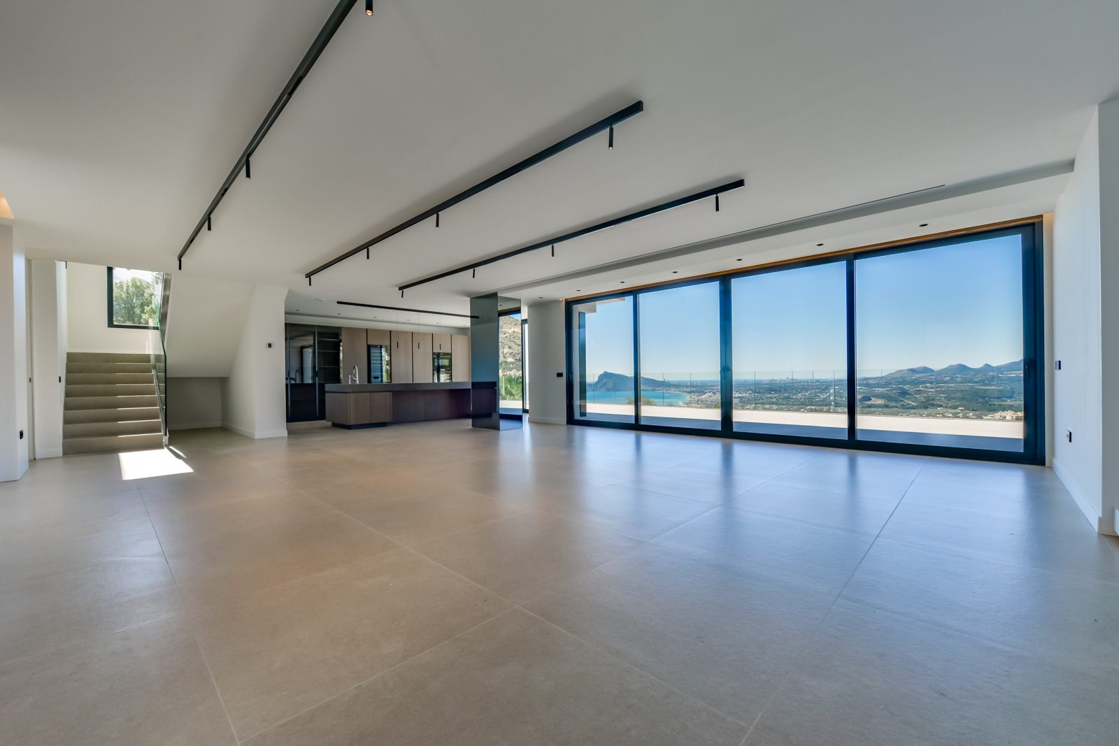 Open-plan living area and kitchen with panoramic sea views of a 4-bedroom villa in Altea - The Estates