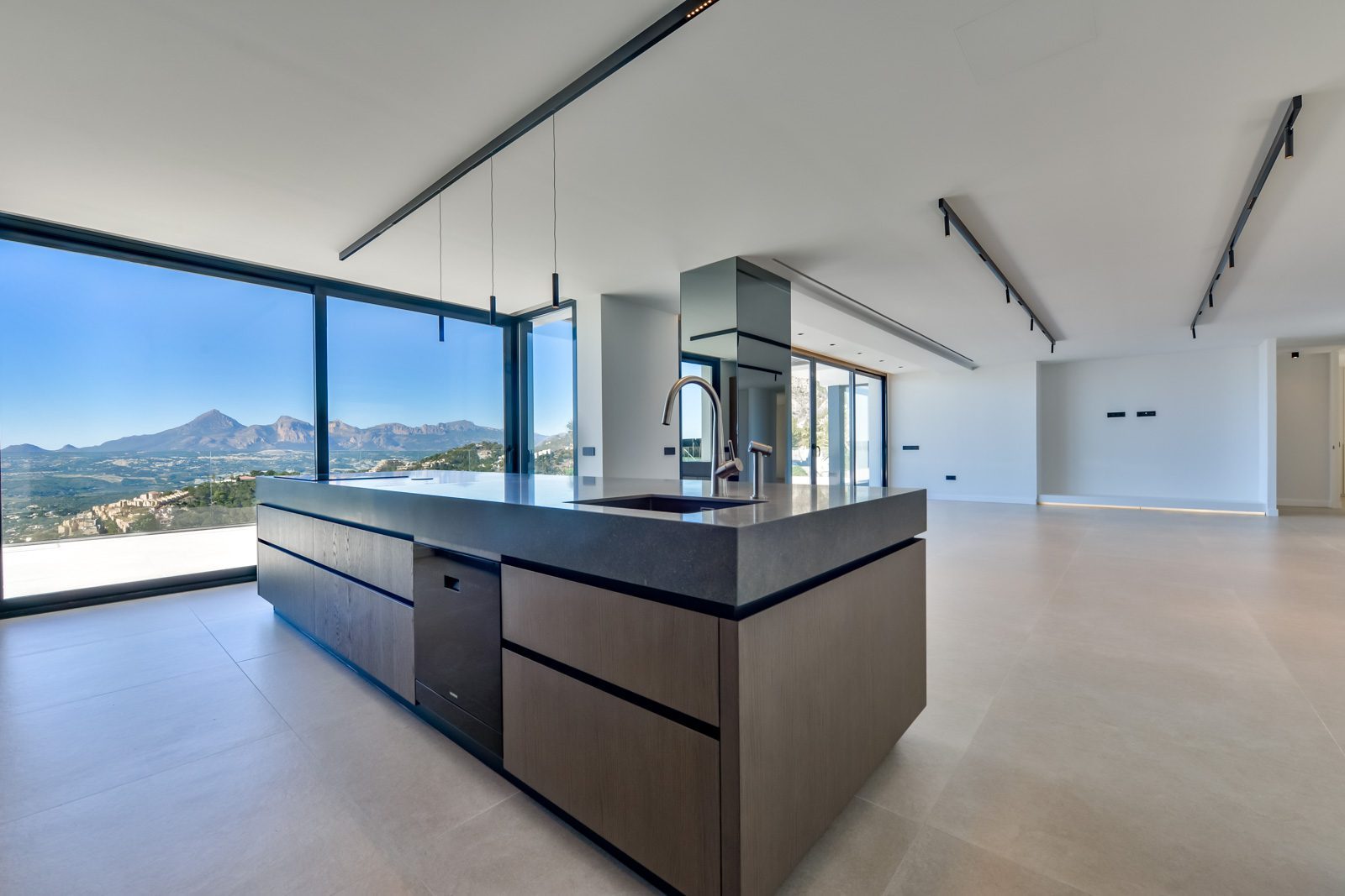 Modern open-plan kitchen with island and panoramic mountain views in a 4-bedroom villa in Altea - The Estates