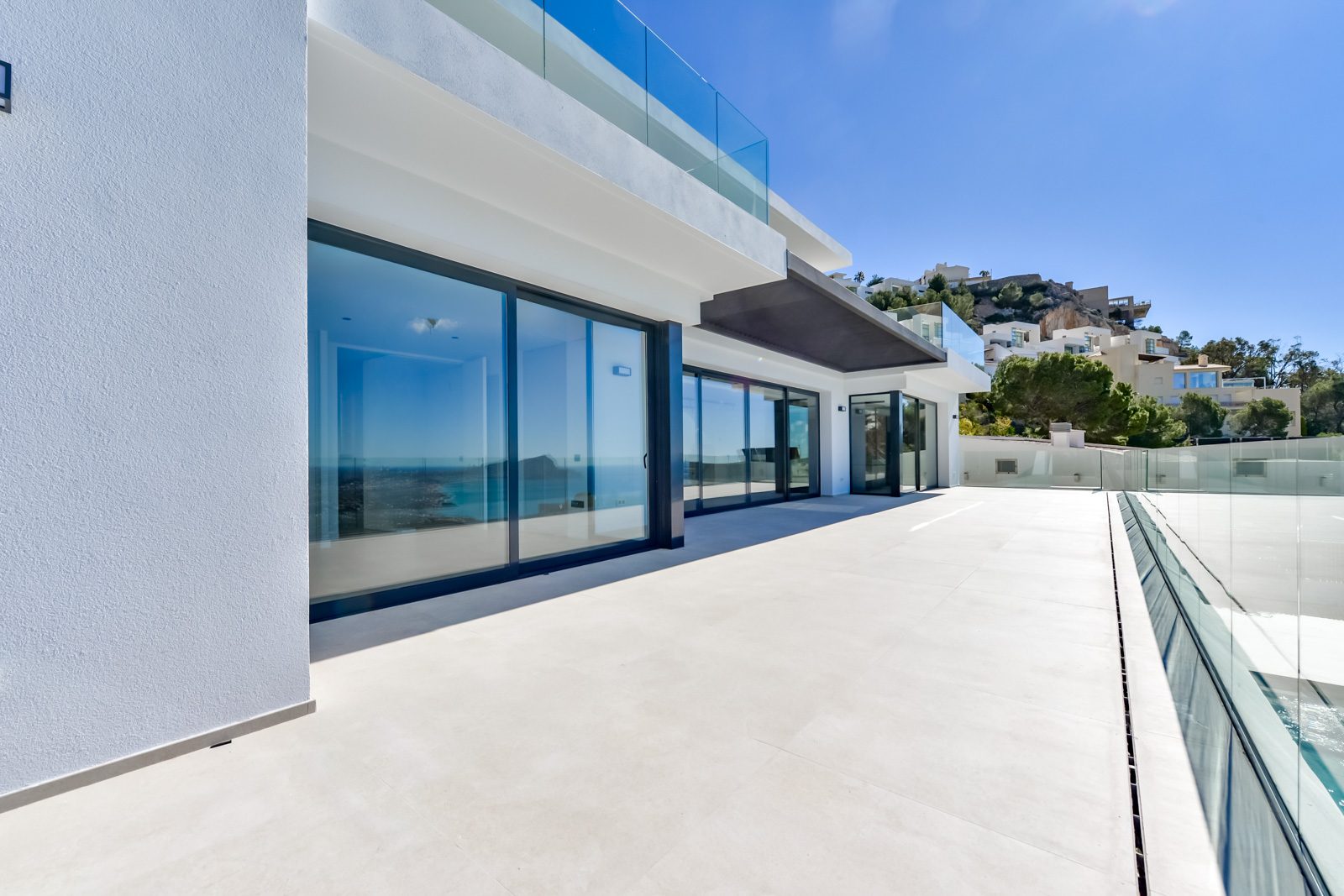Modern terrace with glass railings and panoramic sea views of a 4-bedroom villa in Altea - The Estates