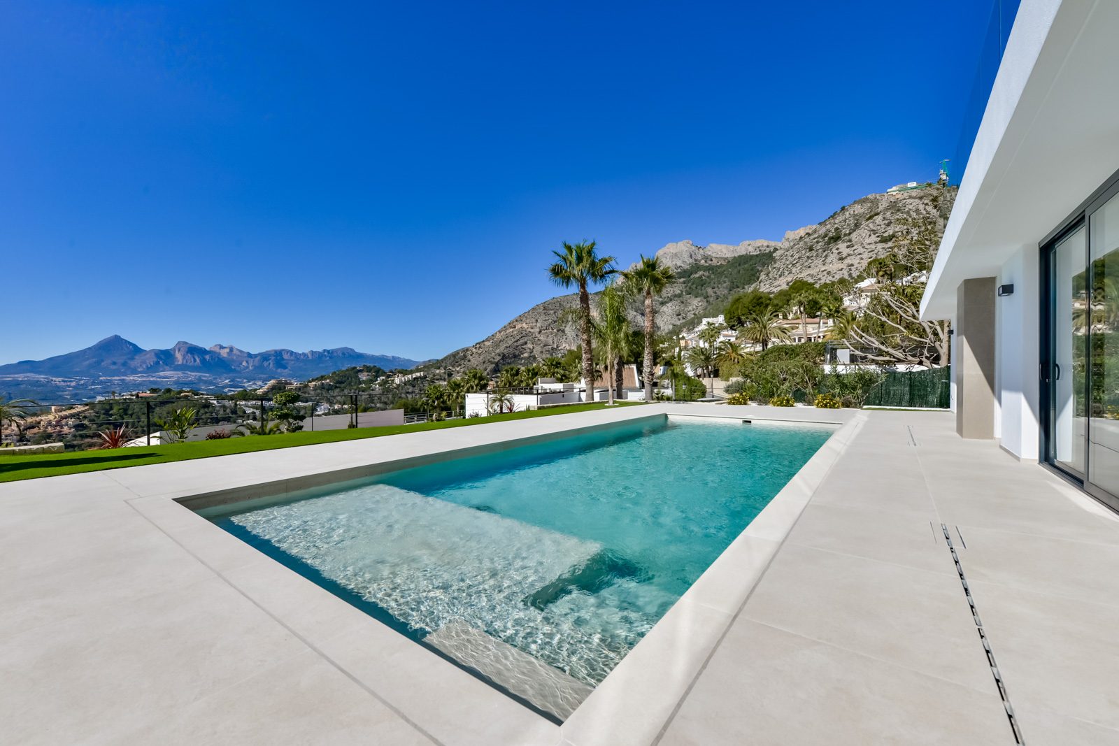 Infinity pool with panoramic mountain and sea views at a 4-bedroom villa in Altea - The Estates