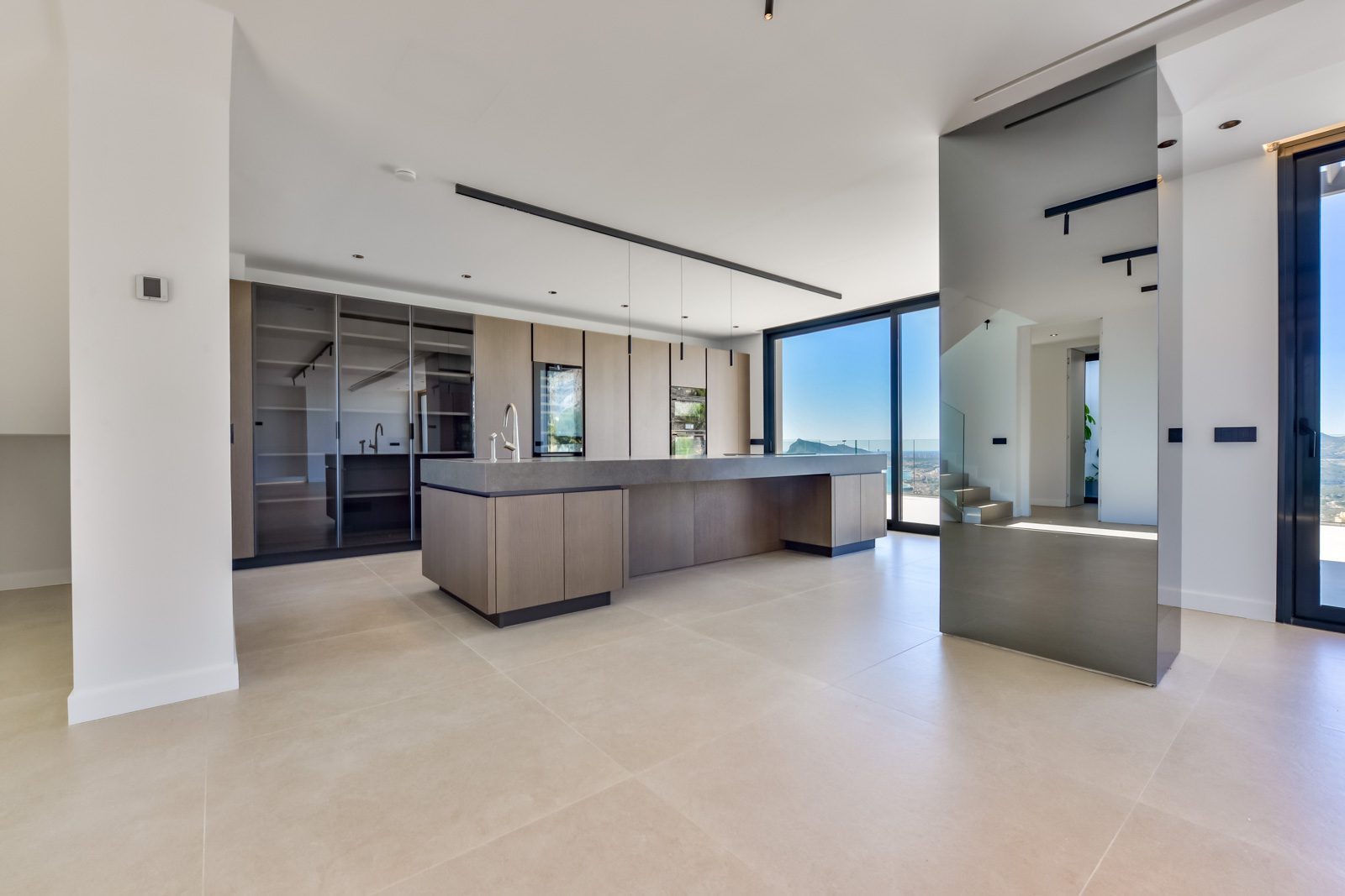 Modern open-plan kitchen with sea views in a 4-bedroom villa in Altea - The Estates